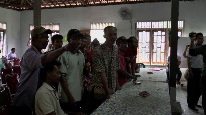 Warga Mengamuk Banting Meja Kursi Pengadilan Negeri Kendal