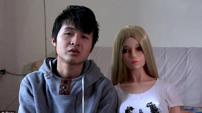 Tak Lazim, Pria Ini Beri Hadiah Ulang Tahun ke 18 Putranya Boneka Seks, Ini Tujuanya