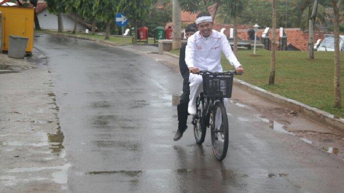 Meski Sudah Tua, Abah Uju Tetap Keliling Kampung Pinjamkan Buku ke Anak-anak