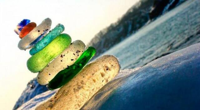 Pantai Ini Ubah Botol Bekas Jadi Batu Pantai Yang Indah