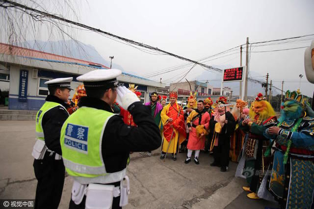  Traffic police stop 'Monkey King' driving bus full of mythological characters
