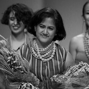 Amanda Lestari Bawa Tenun Baduy Melenggang di London Fashion Week