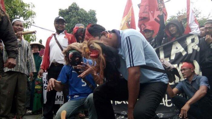 Ruwat Kantor BPN Kendal, Warga Terdampak Jalan Tol Baca Mantra