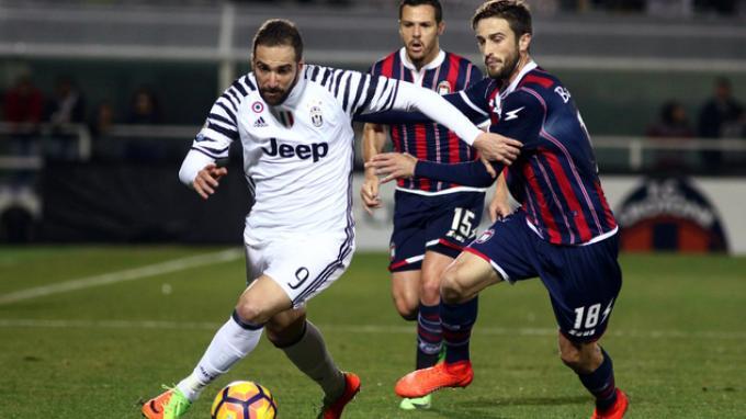 Juventus Hentikan Crotone 2-0 Lewat Gol Gonzalo Higuain dan Mario Mandzukic