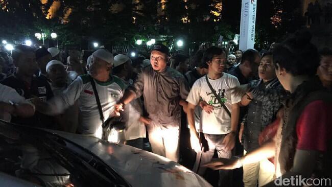 Mobil TV yang Dikerumuni Massa Berhasil Keluar Kompleks Istiqlal