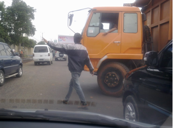 5 Tipe Pak Ogah yang Sering Ada di Jalan