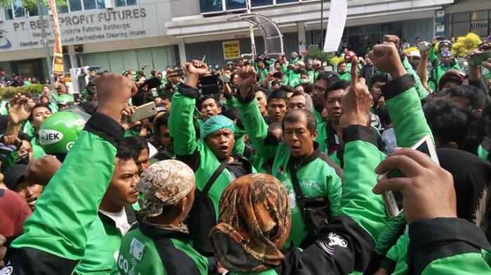 Ribuan Pengemudi Mengamuk Kepung Kantor Go-Jek Medan