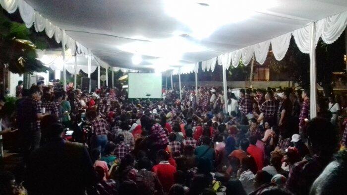 Membludak, Noton Debat di Rumah Lembang Luber ke Jalan