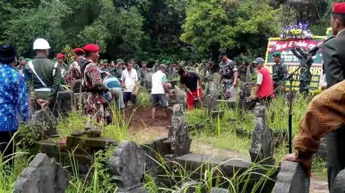 Tukul Pingsan saat Jenazah Anggota Kopassus Masuk Liang Lahat