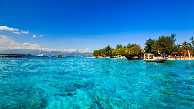 10 Tempat Wisata yang WAJIB dikunjungi di INDONESIA