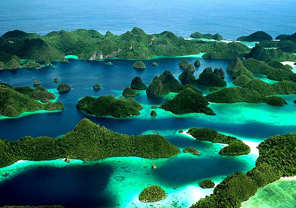 10 Tempat Wisata yang WAJIB dikunjungi di INDONESIA