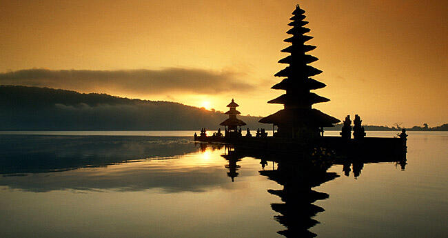 10 Tempat Wisata yang WAJIB dikunjungi di INDONESIA