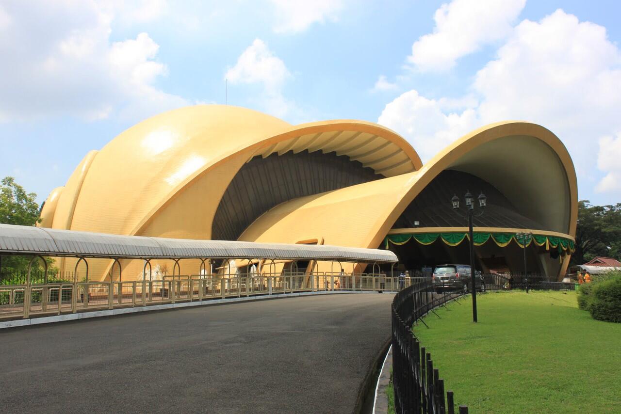 10 Tempat Wisata yang WAJIB dikunjungi di INDONESIA