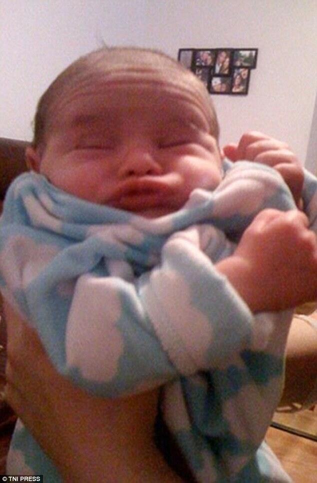 Bikin Gemes! 15 Ekspresi Bayi Mengejan yang Lucu