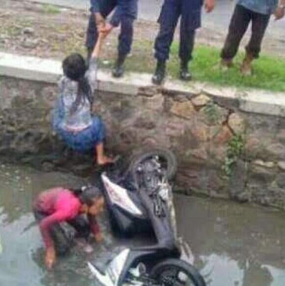 Anak Mama Mabuk Ciu Kecemplung Sawah, Mama Juga Yang Repot Akhirnya