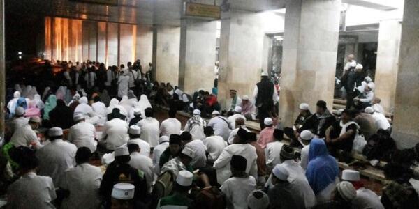 Diminta Arifin Ilham, Agus, Anies, dan Sandi Berpegangan Tangan di Masjid Istiqlal
