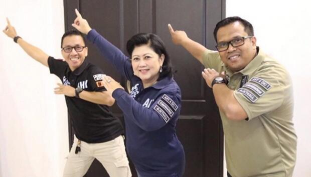 Ani Yudhoyono Dipuji Langsing Berpose dengan Fotografer 