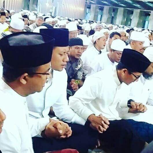 Tanpa Djarot, Anies, Agus dan Sandi Kompak Berpegangan Tangan Bersama Umat Islam