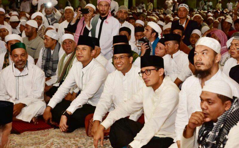Tanpa Djarot, Anies, Agus dan Sandi Kompak Berpegangan Tangan Bersama Umat Islam
