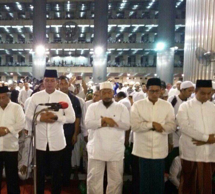 Tanpa Djarot, Anies, Agus dan Sandi Kompak Berpegangan Tangan Bersama Umat Islam