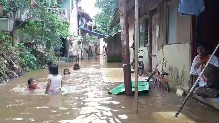 Kampung Arus di Jakarta Timur Dilanda Banjir, Warga Siap Mengungsi
