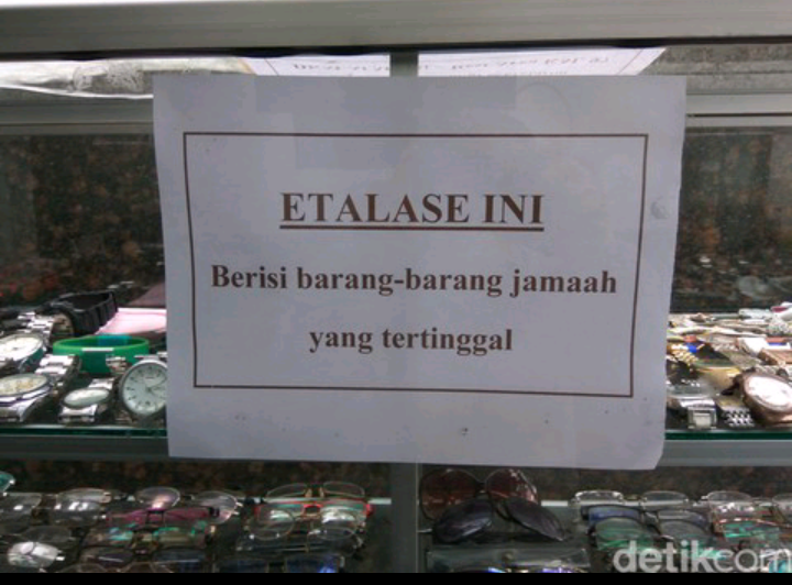 Di Masjid Ini, Jam Hingga HP Yang Tertinggal Dipajang Di Etalase