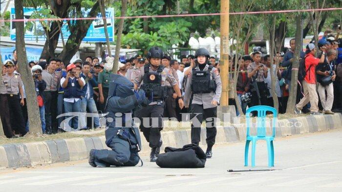 BREAKING NEWS -Pria Bawa Tas Hitam, Ancam Ledakkan Bom di Kantor BRI Suryanata