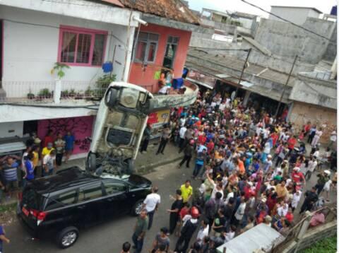 Alasan Mengapa Mobil DPRD Bisa Kejatuhan Mobil Dari Atas Langit {HAVE FUN}
