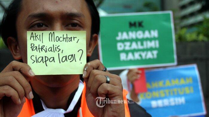 KPK Periksa Dua Hakim MK untuk Tersangka Patrialis Akbar