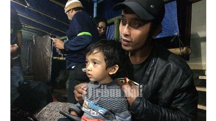 Kisah Tragis Aris, Balita Korban Longsor yang Terduduk di Kaki Jenazah Ibunya