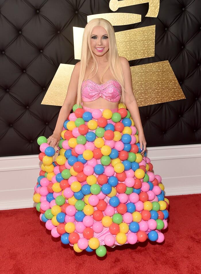 &#91;Hot Photo&#93;Penampilan Aneh di Grammy 2017, Mulai dari Bola hingga Kepingan CD