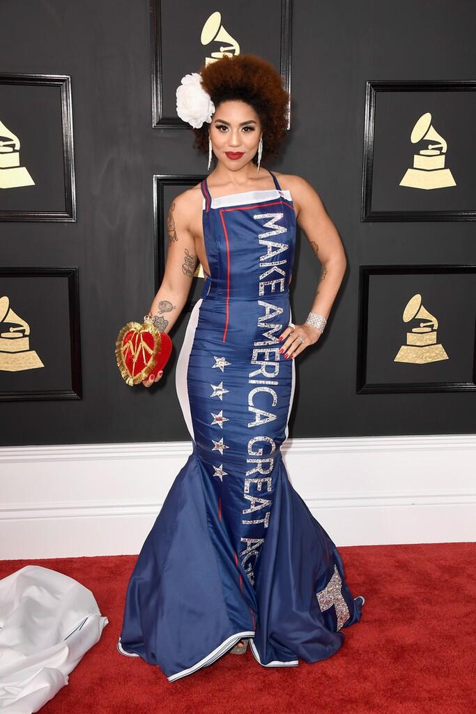 &#91;Hot Photo&#93;Penampilan Aneh di Grammy 2017, Mulai dari Bola hingga Kepingan CD