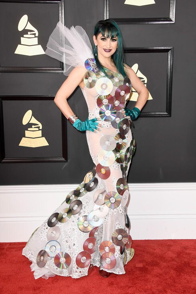 &#91;Hot Photo&#93;Penampilan Aneh di Grammy 2017, Mulai dari Bola hingga Kepingan CD