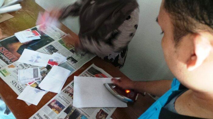 Surat Suara Basah Terkena Banjir, Petugas Mengeringkannya dengan Setrika