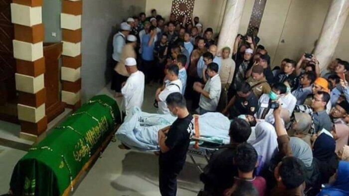 Pemuda Ini Salatkan Jenazah Ayahnya Meski Terbaring dengan Luka Jahitan