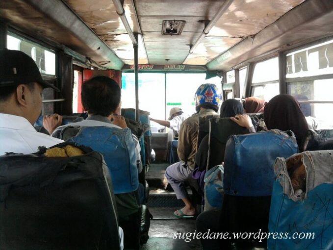 10 Kebiasaan Lucu Orang Indonesia Menggunakan Helm