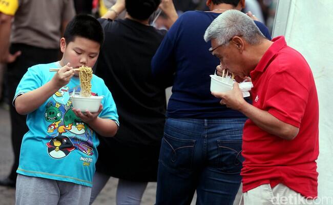 MIE AYAM GRATIS DI LOKASI TPS AHOK