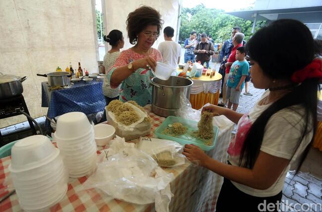 MIE AYAM GRATIS DI LOKASI TPS AHOK