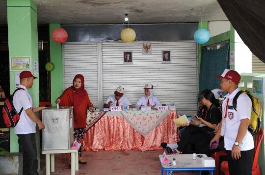 Unik, di TPS ini, petugas KPPS layani warga dengan seragam SD