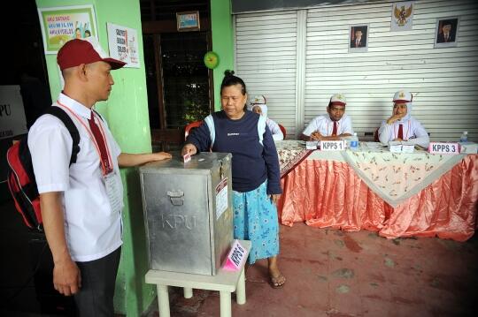 Unik, di TPS ini, petugas KPPS layani warga dengan seragam SD