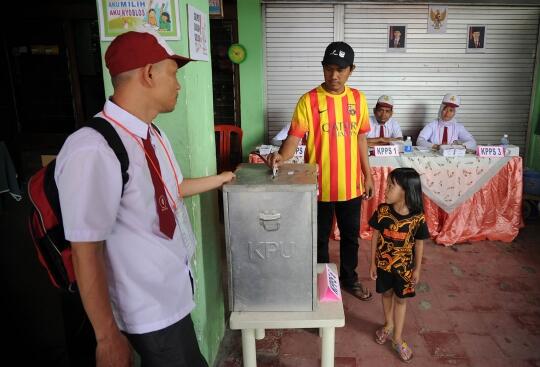 Unik, di TPS ini, petugas KPPS layani warga dengan seragam SD