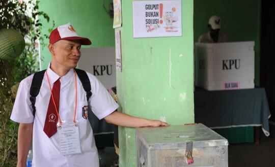 Unik, di TPS ini, petugas KPPS layani warga dengan seragam SD