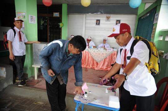 Unik, di TPS ini, petugas KPPS layani warga dengan seragam SD
