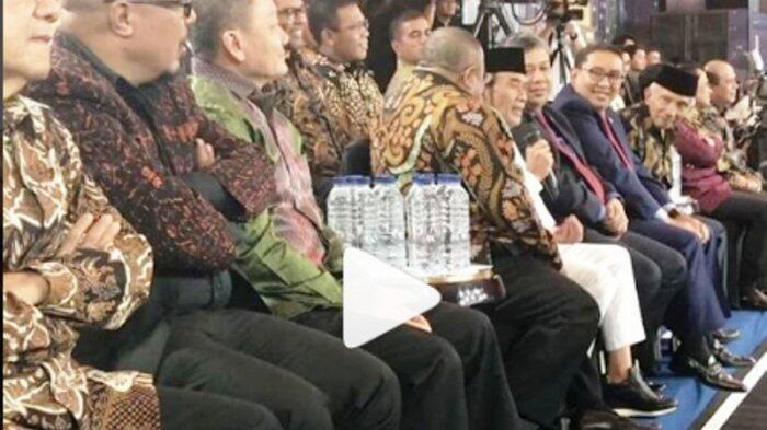 Ustaz Yusuf Mansur Posting Foto Sepatu Rhoma Irama,