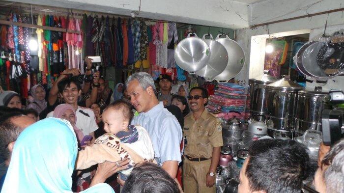 Temui Pedagang Pasar Induk Brebes, Ganjar: Si Mbah Sudah Mencoblos?