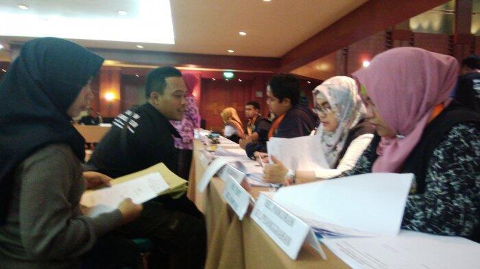 Menilik Kesibukan Petugas KPU DKI Hitung Jumlah Suara