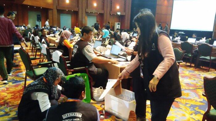 Menilik Kesibukan Petugas KPU DKI Hitung Jumlah Suara
