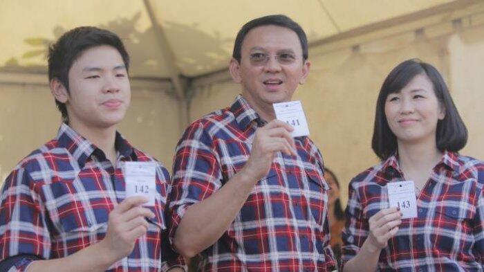 Ahok Dan Keluarga Kompak Menggunakan baju kotak2 Saat Berjalan ke TPS