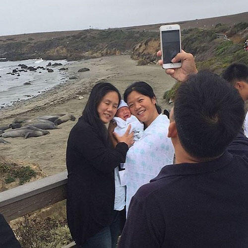 Gaya Kocak Agan-agan Pas Dipaksa Jadi Tukang Foto Dadakan