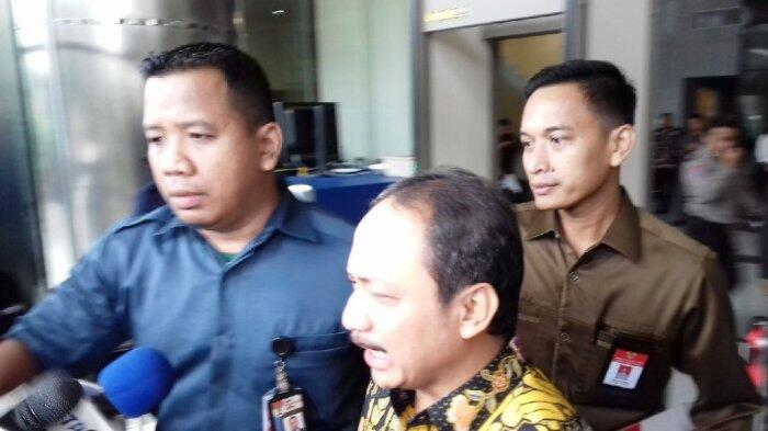 Penyidik KPK Cecar Hakim MK Suhartoyo Dengan 12 Pertanyaan